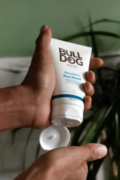 Bulldog Ihonhoito<Sensitive Face Scrub kasvokuorinta 125 ml