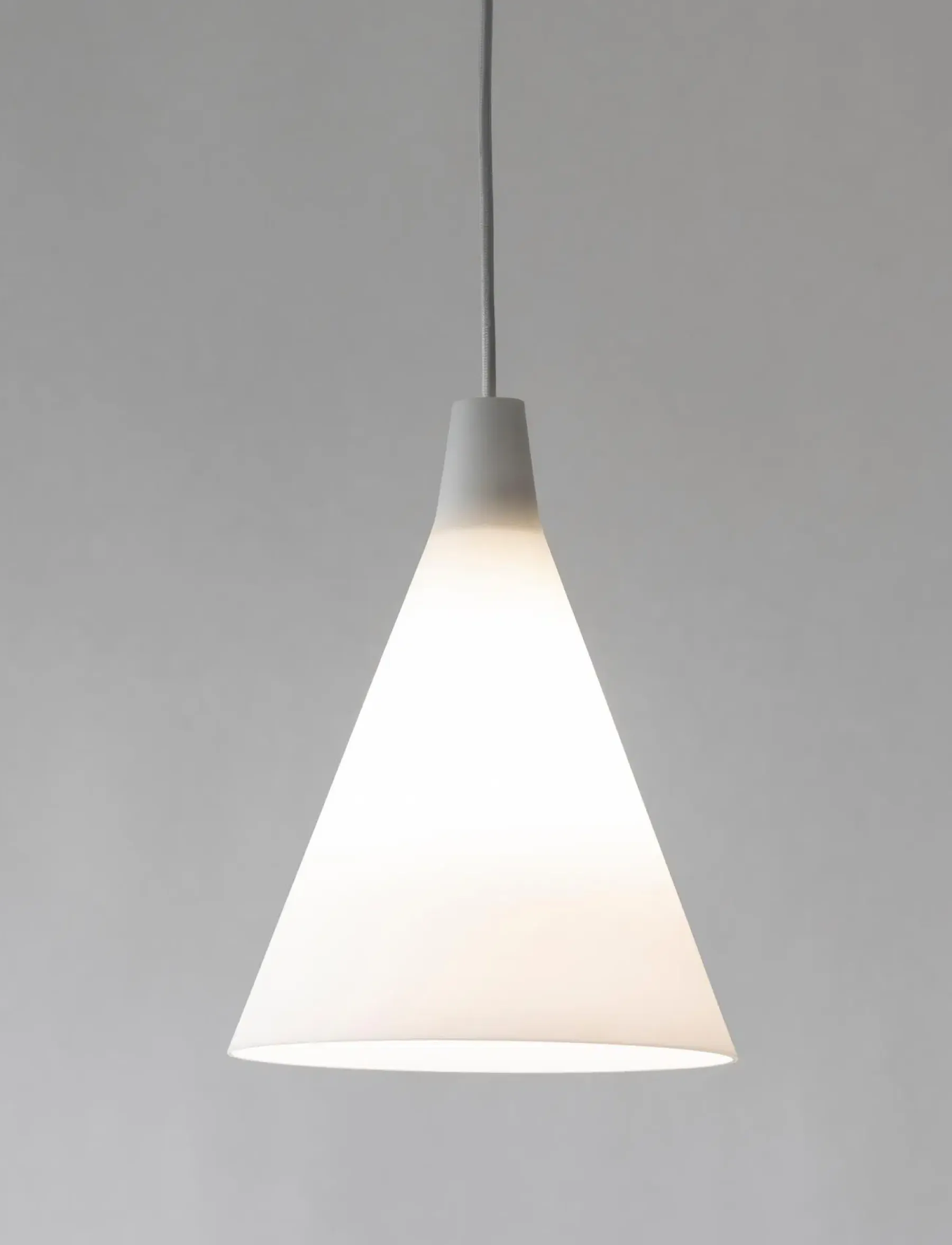 Best Triennale riippuvalaisin, opaalilasi Kattovalaisimet