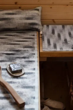 Lapuan Kankurit Sauna<Hohto laudeliina 46x150cm valko-harmaa pellava-puuvilla