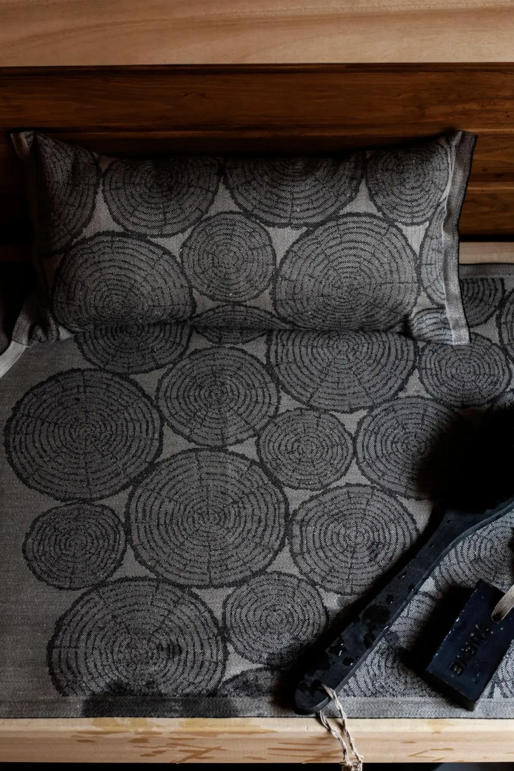 New Motti saunatyyny 20x46cm pellava-musta Sauna