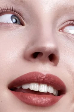 Discount Madara Velvet Wear Lipstick huulipuna 3,8 g Meikit|Huulimeikit