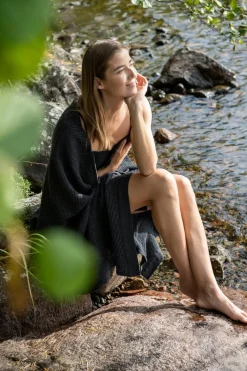 Clearance Kenno Pyyhe musta/harmaa 90x180 cm Pyyhkeet